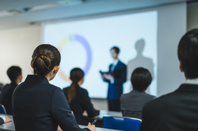 【2025年最新】会社紹介動画の事例8選！活用場面や制作時のポイントを詳しく紹介！