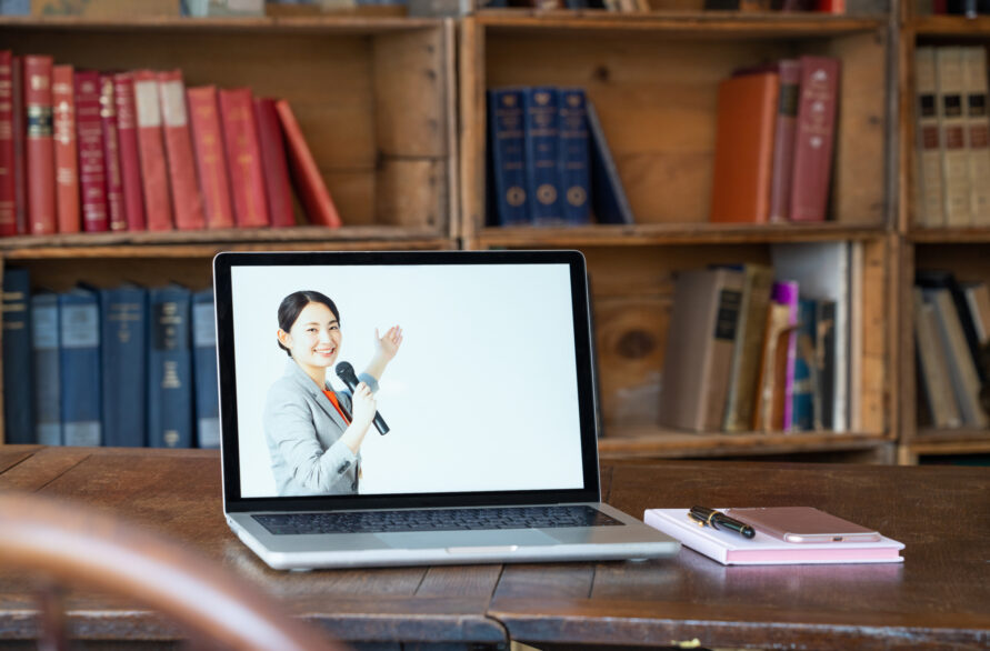 【2025年最新】社内研修に動画を取り入れて効率化を図ろう！導入のメリットや動画制作のコツ、実例をご紹介！