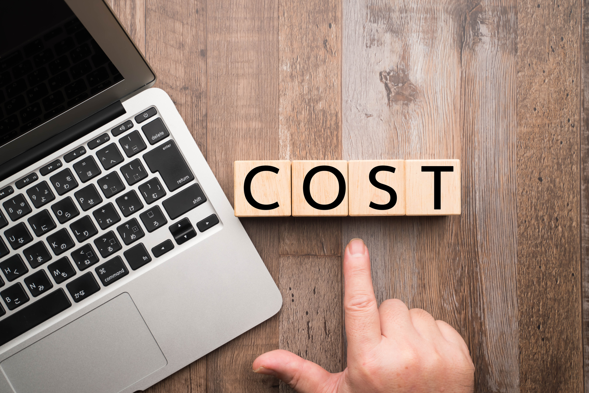 動画制作の費用は内容や依頼先によって幅がありますが、目的に合った進め方と判断軸を持つことで、無理のない予算内で成果を上げることが可能