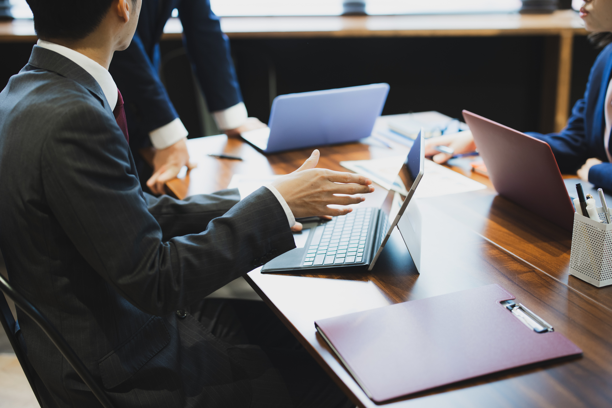 初めて依頼する場合は、目的や要件の明確化、複数社での見積もり比較、契約内容の確認が欠かせない