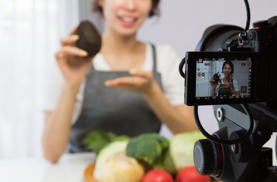 一眼レフカメラで動画を撮影する女性