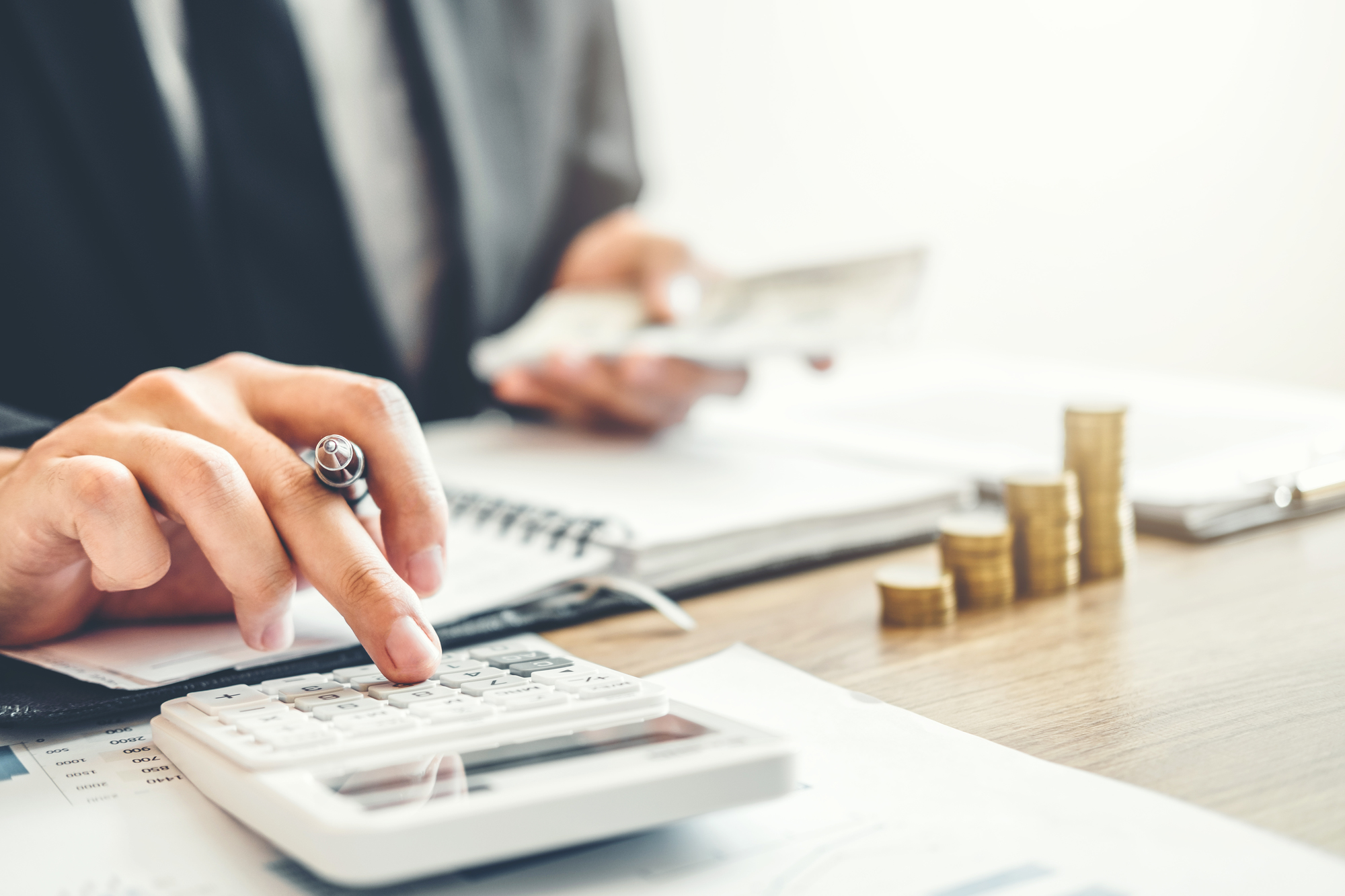 動画編集の費用相場は一律ではなく、依頼する目的や状況によって最適な選択肢が変わる