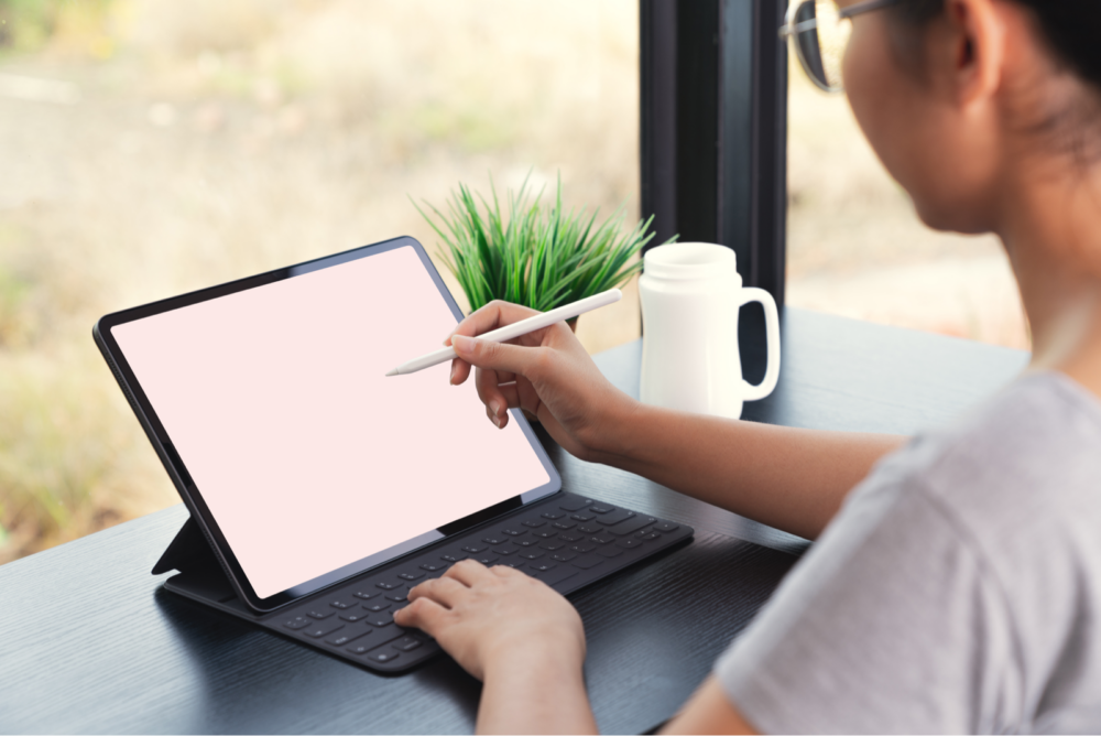 iPadとApple pencilを操作する女性