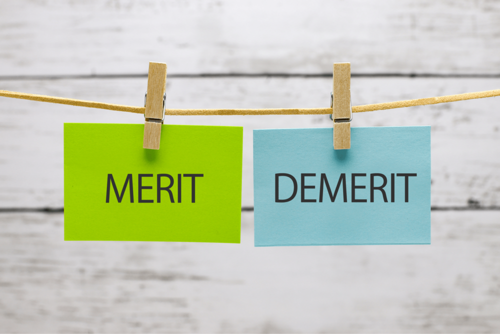 吊るされたメモ「MERIT」と「DEMERIT
