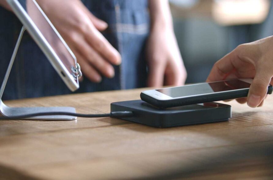 スマートフォンでアプリ決済をする様子