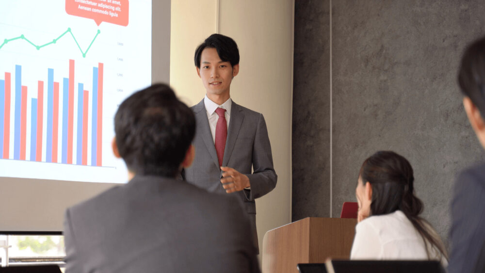 プレゼンする男性