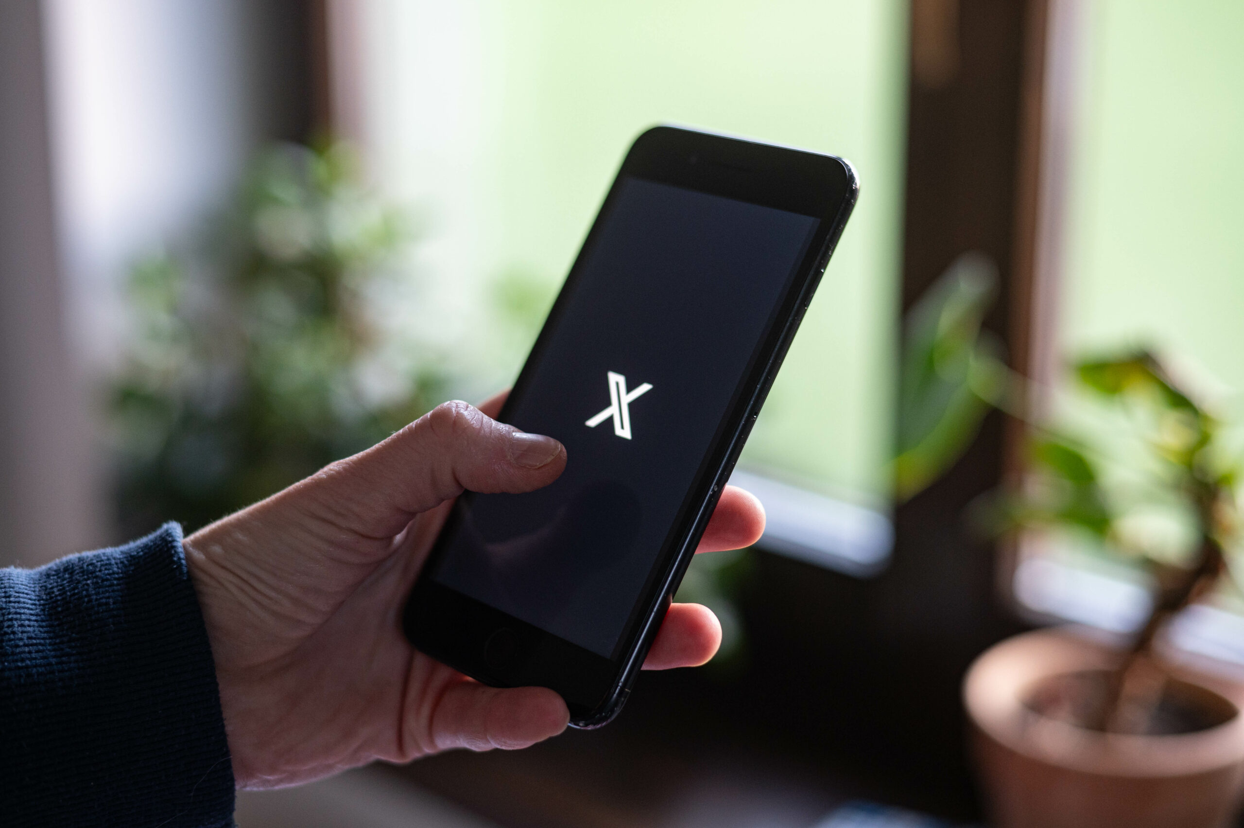 Xはスマートフォンから簡単に動画を投稿できる手軽さがありますが、そのメリットを享受するにあたり、動画やツイートの内容については自分で責任を負わなければならないことを忘れてはいけません