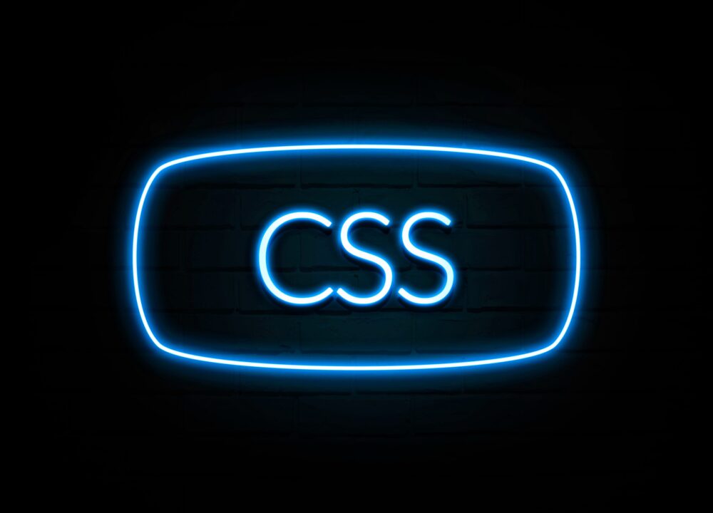 黒い背景に青でCSSと書かれている