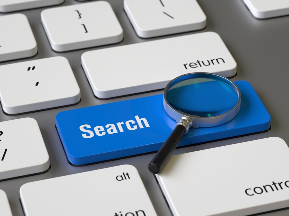 パソコンのキーボードの一部が青いsearchの文字