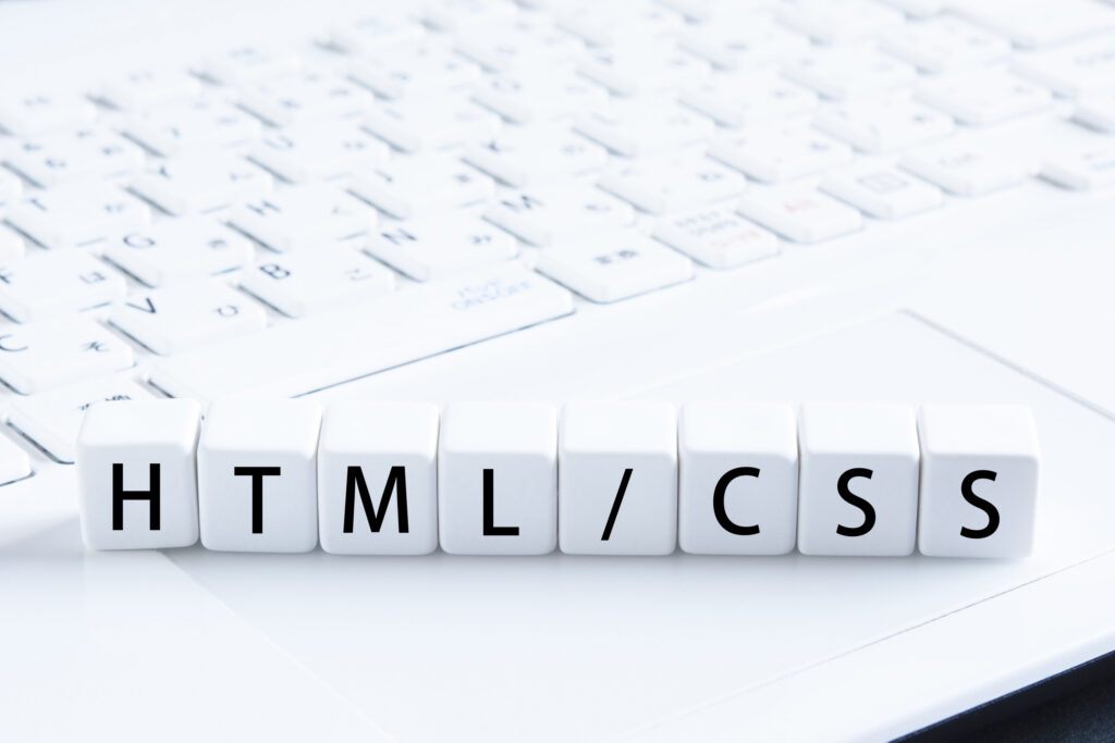 キーボードの手前にHTML/CSSと書かれたブロックが置かれている