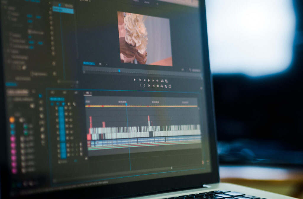 動画編集をしている