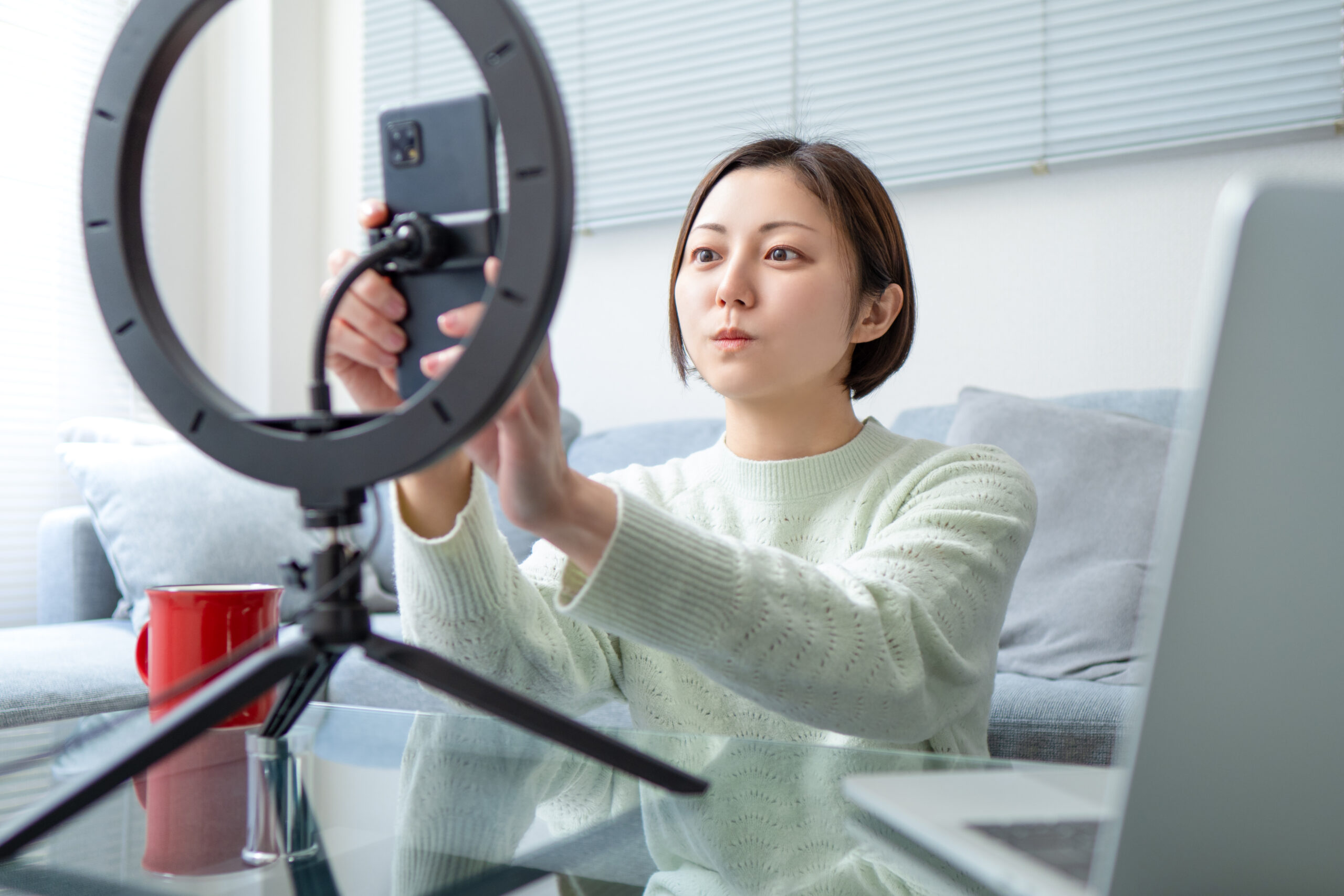 ライブ配信で収入を得たいと考えている人がPocochaにチャレンジしてみる様子