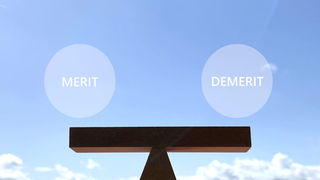 MERITとDEMERITが天秤に掛けられている