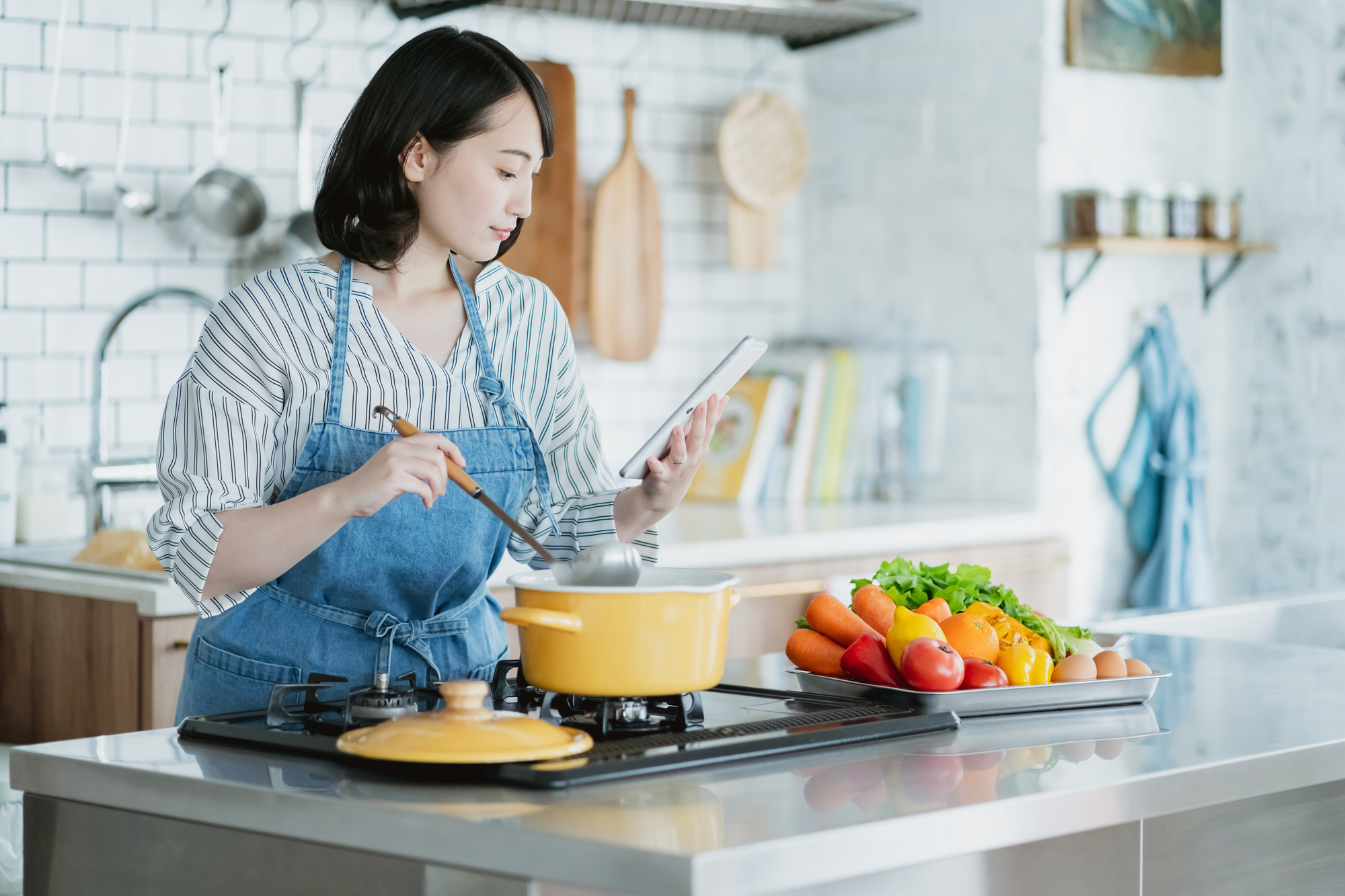 女性・お母さん向け料理系YouTubeチャンネルを見る主婦