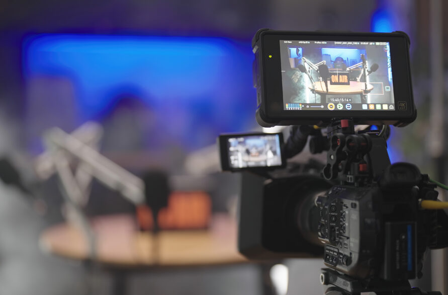 ライブ配信の始め方ガイド｜オンライン配信に必要な機材と選び方・トラブルへの備えまで徹底解説