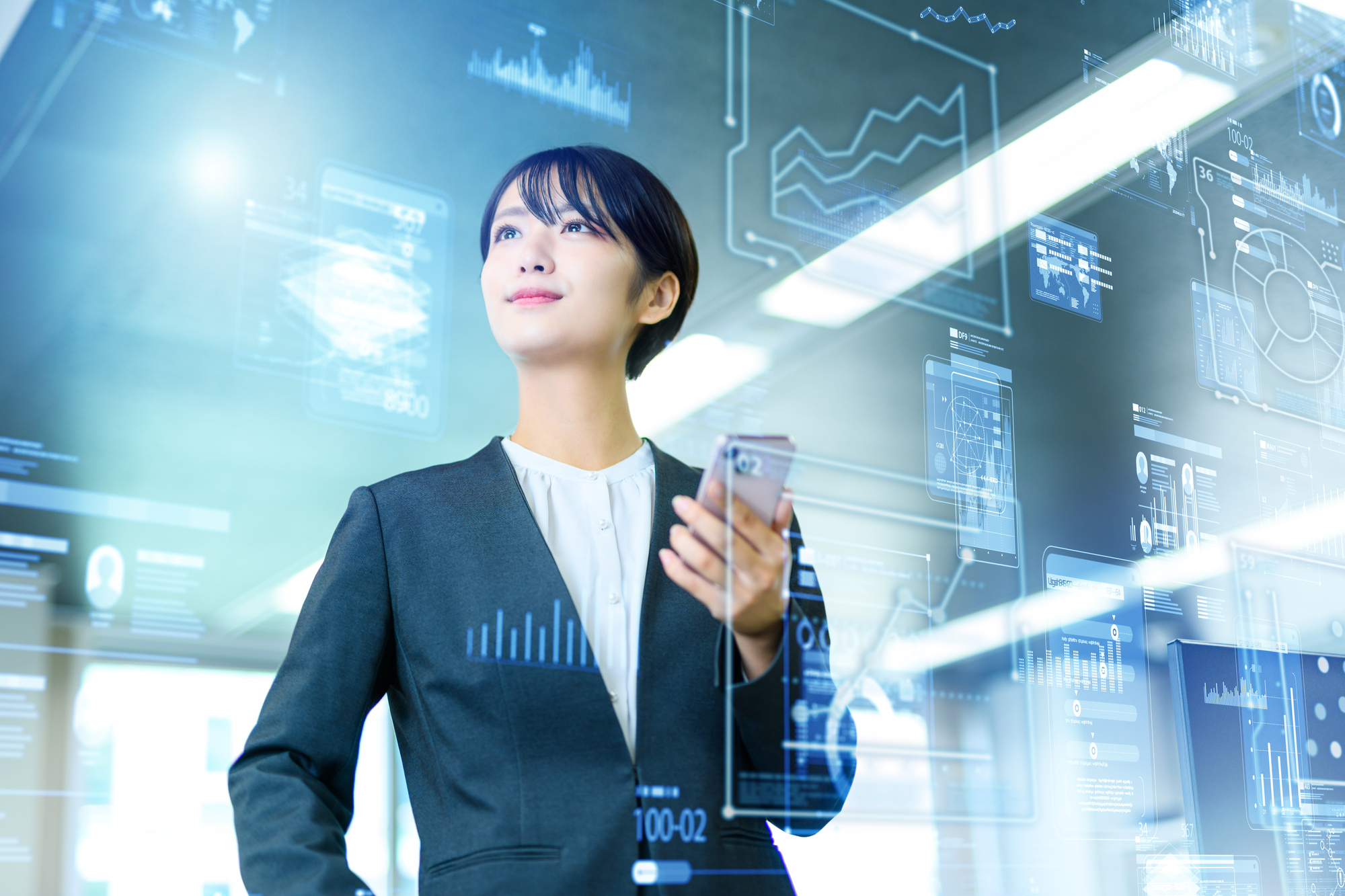 GRPとGAPという数値の違いを見る女性