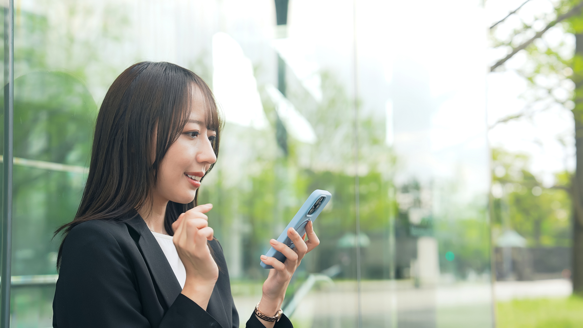 LINEの「ファイル送信」機能を使う女性