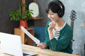 女性の動画クリエイターが無料・有料の効果音・BGMサイトを駆使し、YouTube編集する様子