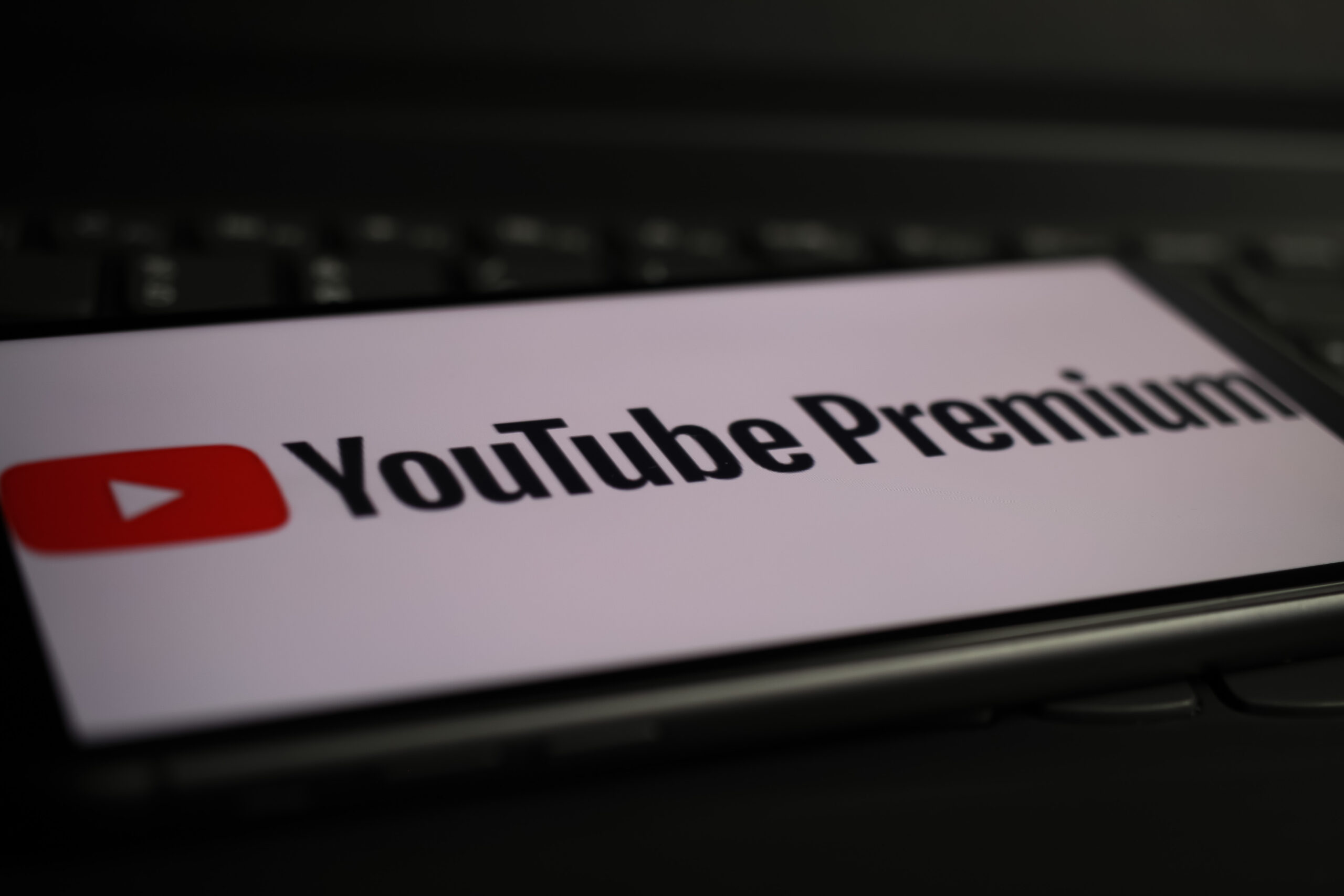 YouTube Premiumに加入すれば、正規の方法でオフライン再生が可能になるだけでなく、広告非表示やバックグラウンド再生など、日常的な視聴体験も快適に