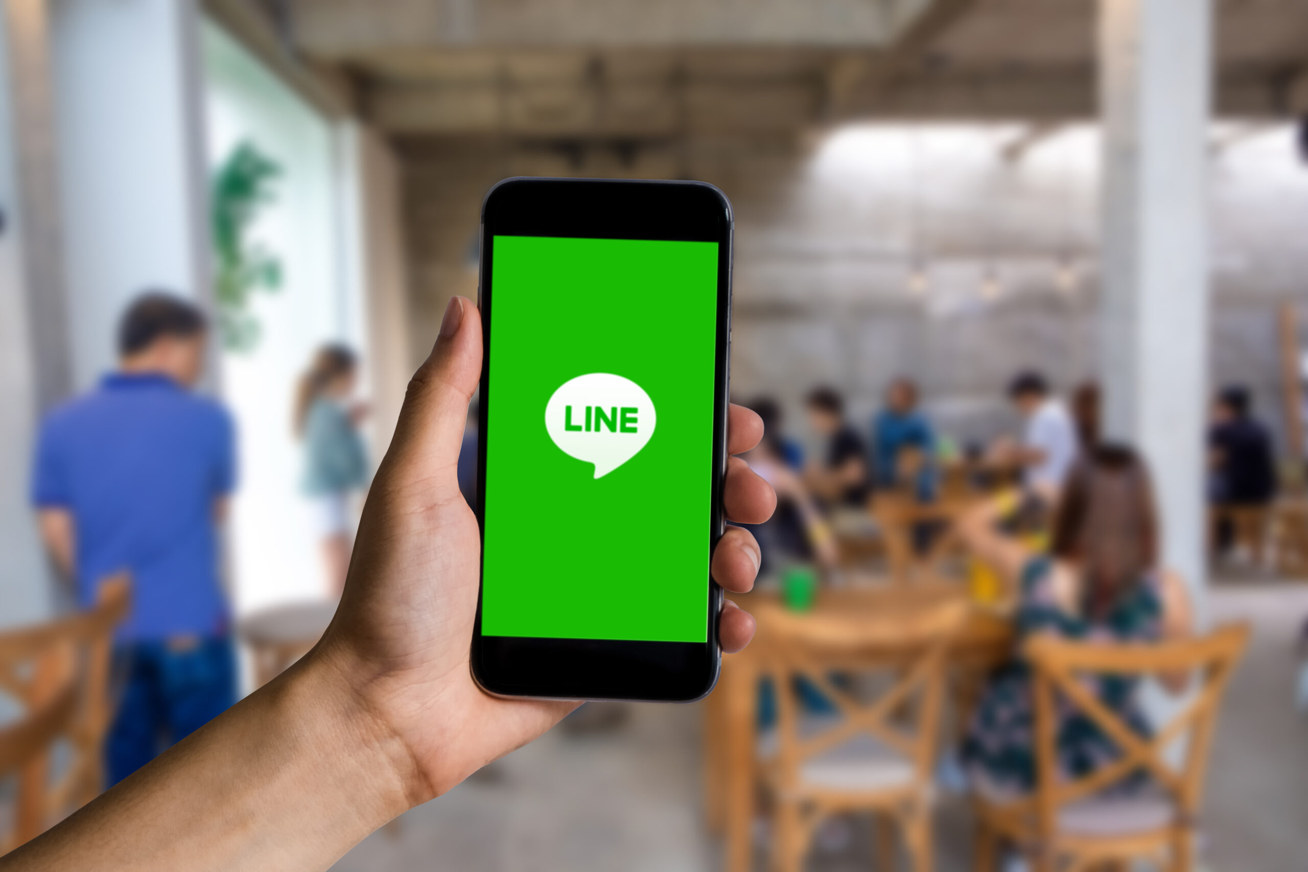 LINEの「みんなで見る」機能を活用すれば、物理的な距離を超えて、友人や家族と一緒に動画を楽しむことができる