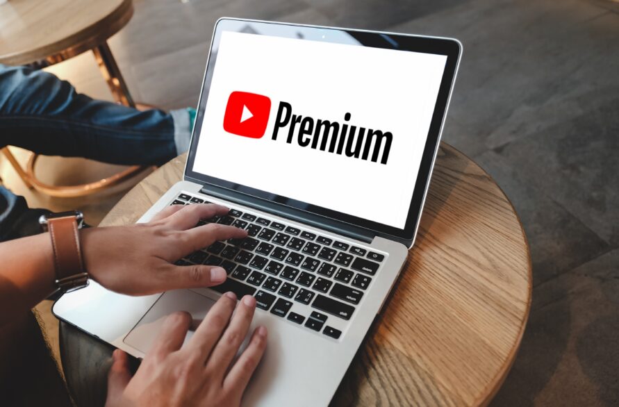You Tube Premiumが表示されているノートパソコン