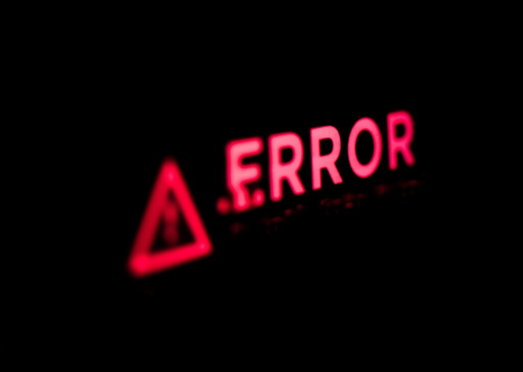 黒い背景に赤文字のERROR