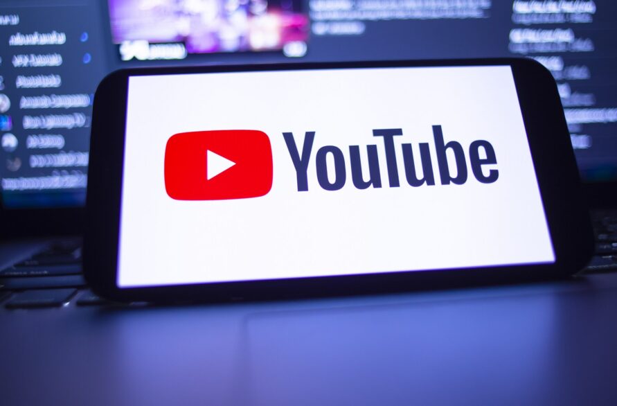 You Tubeと表示されたスマホとモニター画面