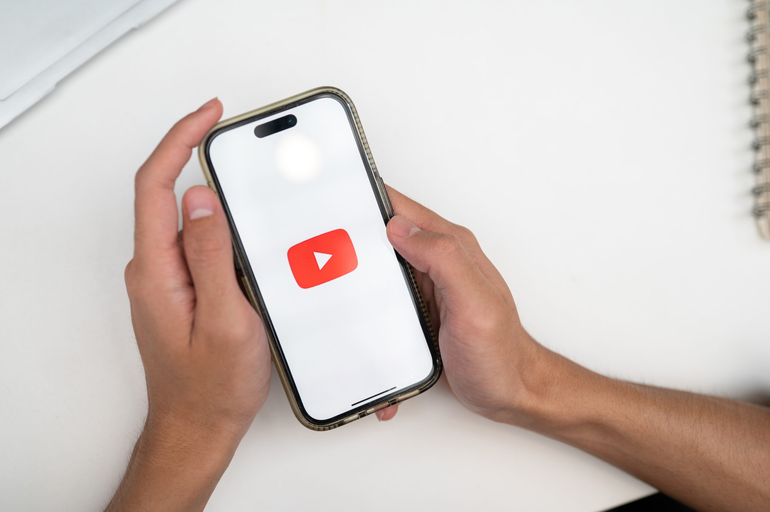 YouTubeアプリを開き、動画を選び、簡単な編集を経てタイトルや公開設定をすれば誰でも公開できる