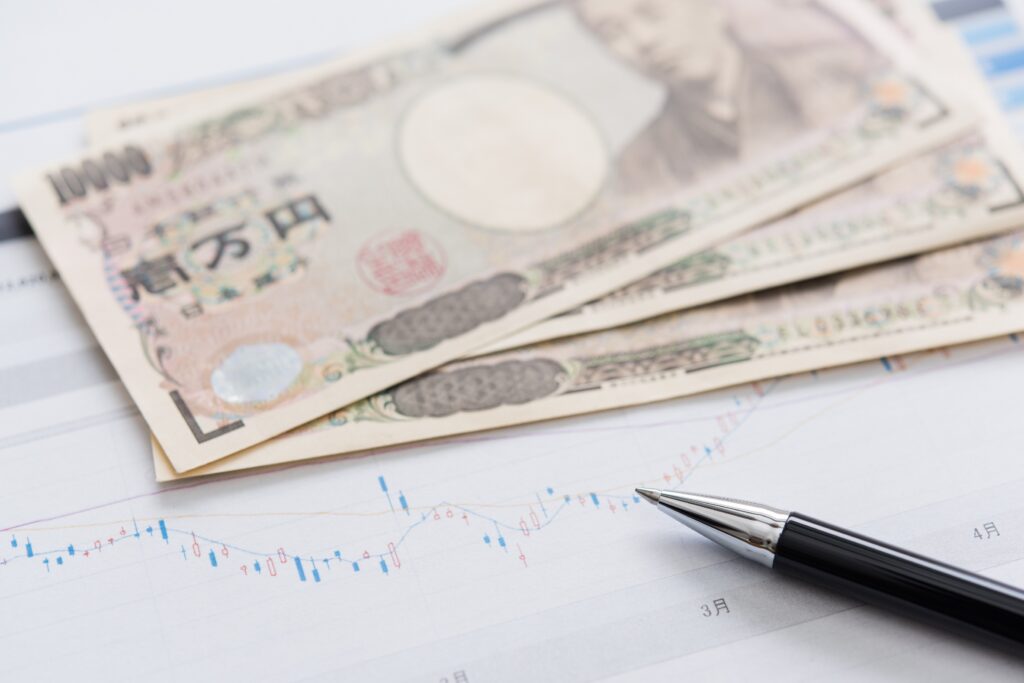 1万円札数枚とボールペン