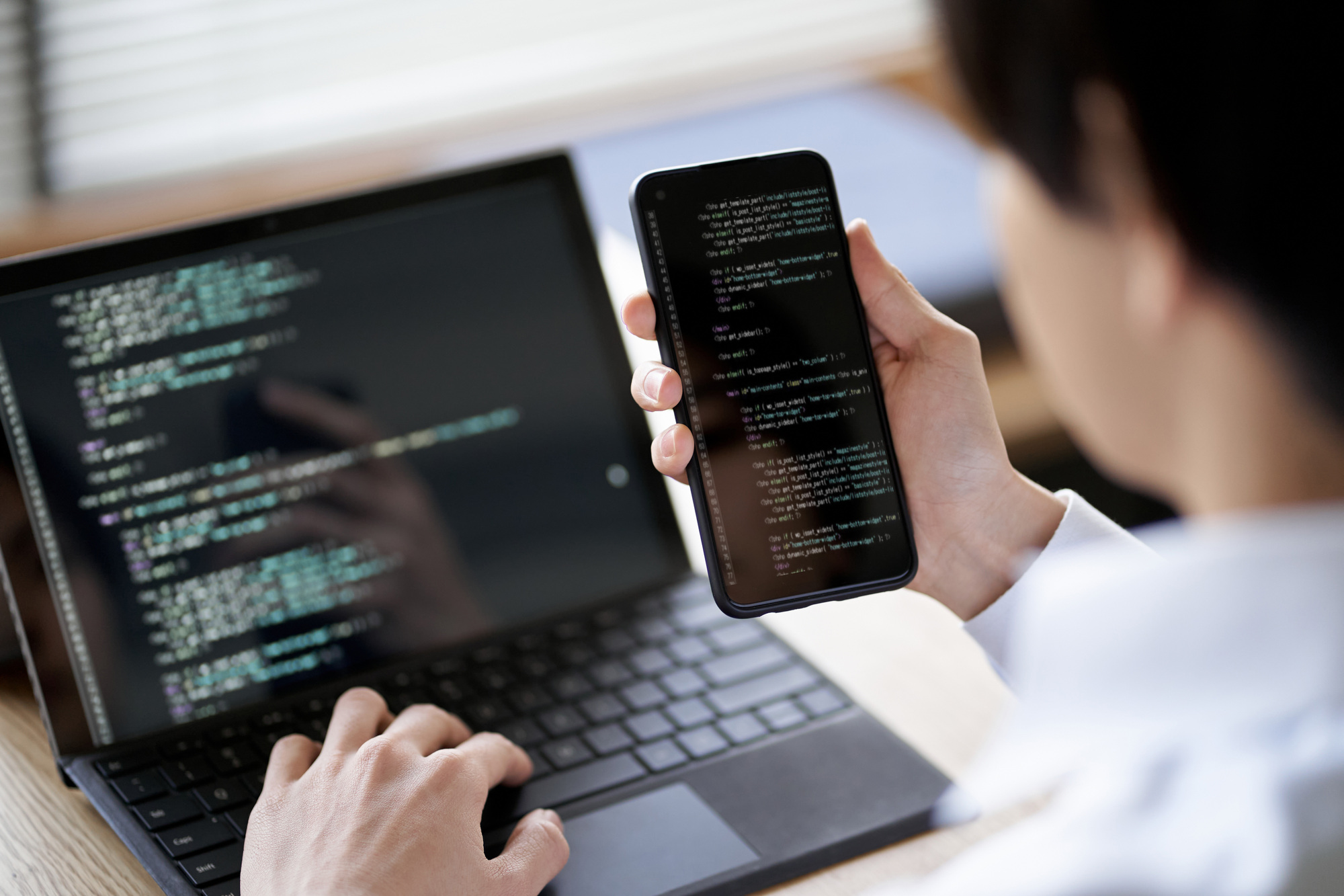 Webサイトを魅力的にするために、HTMLで動画を埋め込んで、効果的に活用する様子