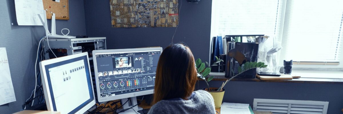 動画編集している女性