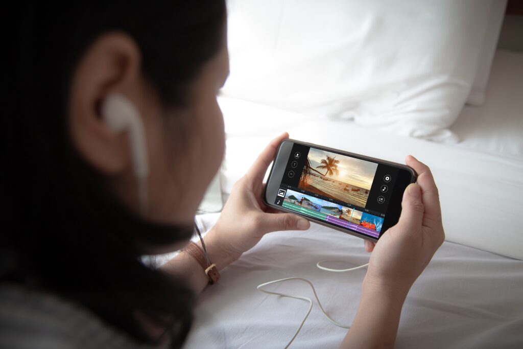 スマートフォンを見ている女性