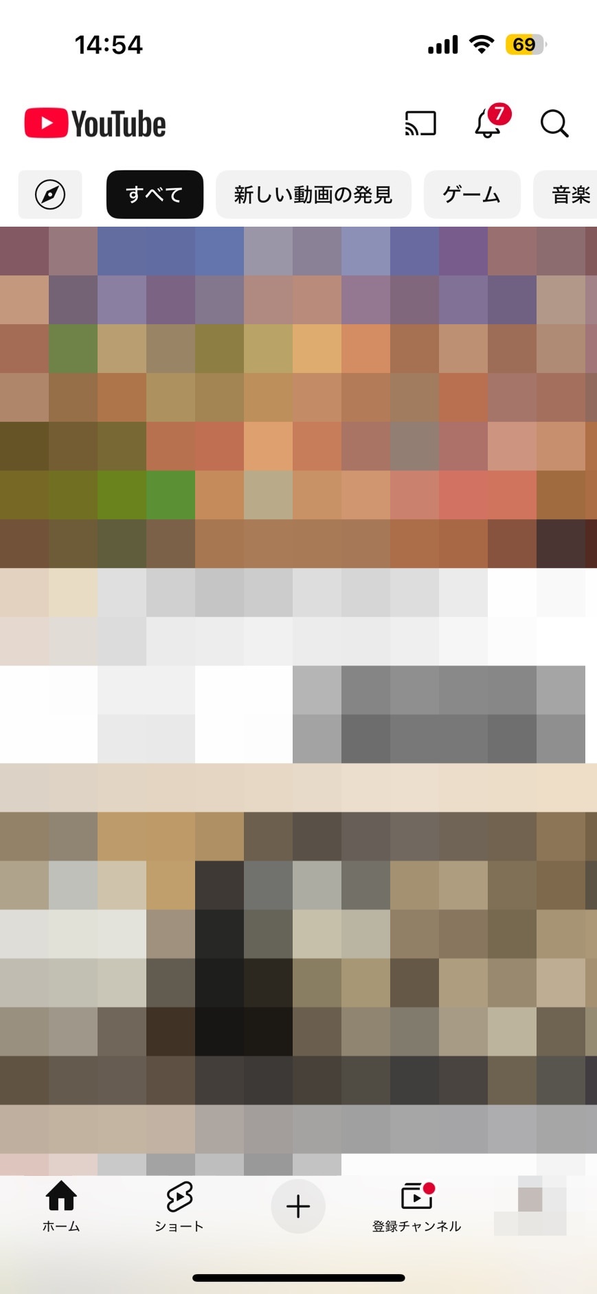 YouTubeアプリにログインし、画面下中央の「＋」をタップ