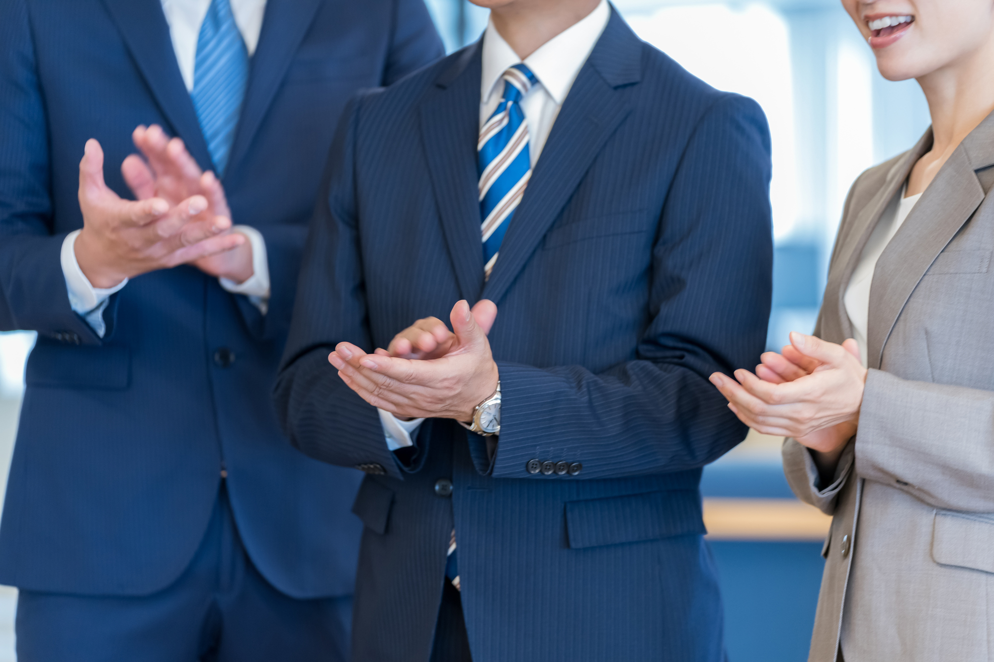 ブランディング動画を活用し、SNSなどで拡散され、企業の認知度アップや顧客獲得につながり、称えるイメージ