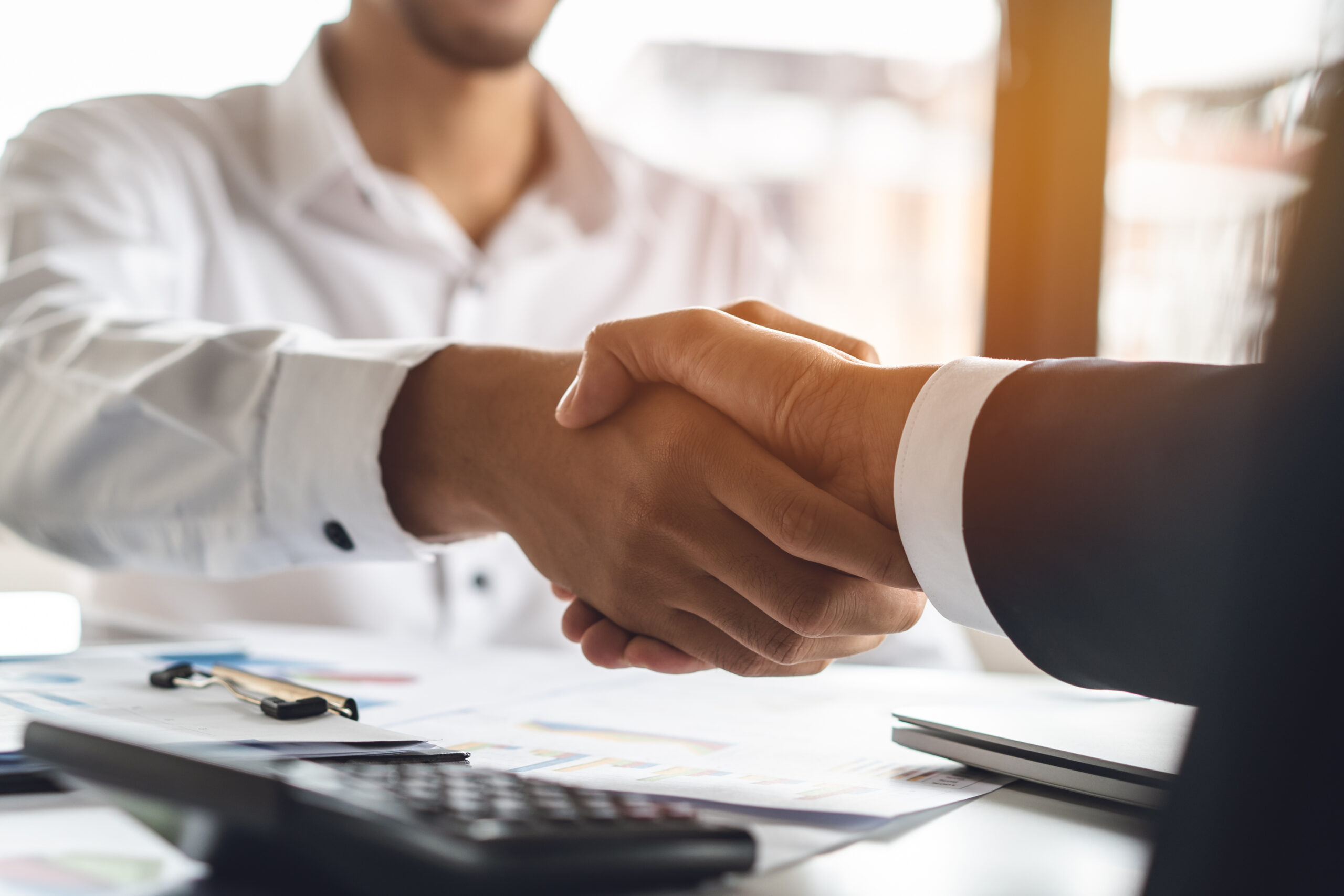 各社の実績や提供サービスを比較し、自社の目的に合った運用代行会社を選ぶことで、効果的なYouTube活用につなげるイメージ