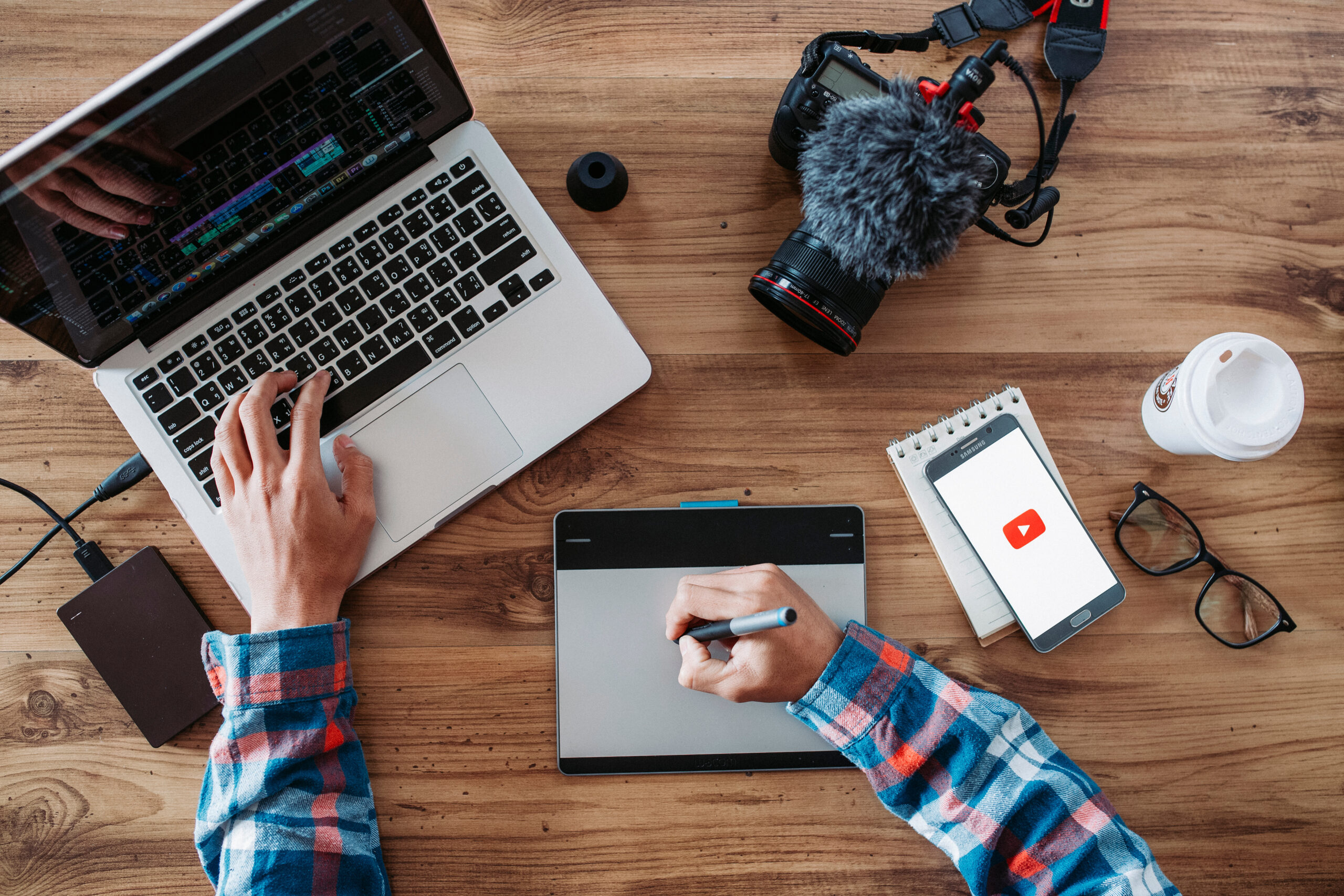 企業のYouTube運用を始める際は、必ずKGIやKPI、ターゲットの設定や予算立てなどの事前準備を行い、動画を投稿したら、YouTubeアナリティクスを利用して動画やチャンネルの分析・改善を行いましょう。