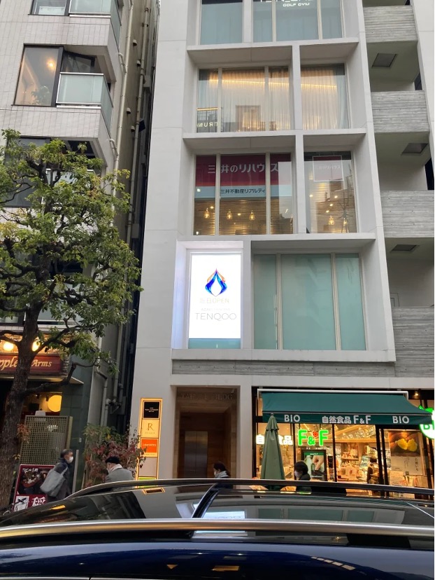 LEDビジョンを活用した広告の事例：東京都港区麻布十番【TENQOO】