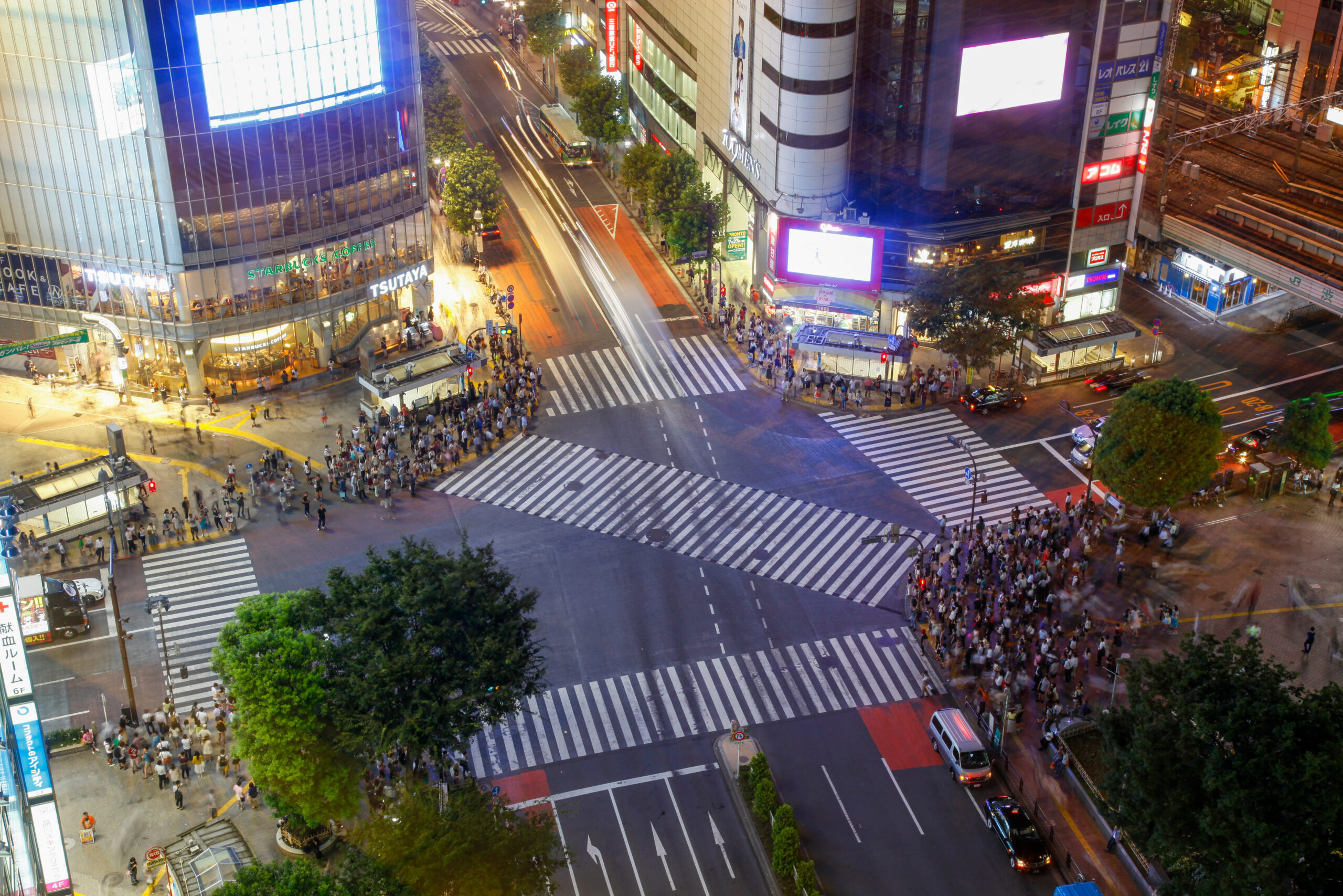 LEDビジョン（LEDディスプレイ）は、イベント会場やビルの外壁、商業施設などに設置される大型のデジタル広告ディスプレイであり、多くの企業で導入が進んでいるイメージ
