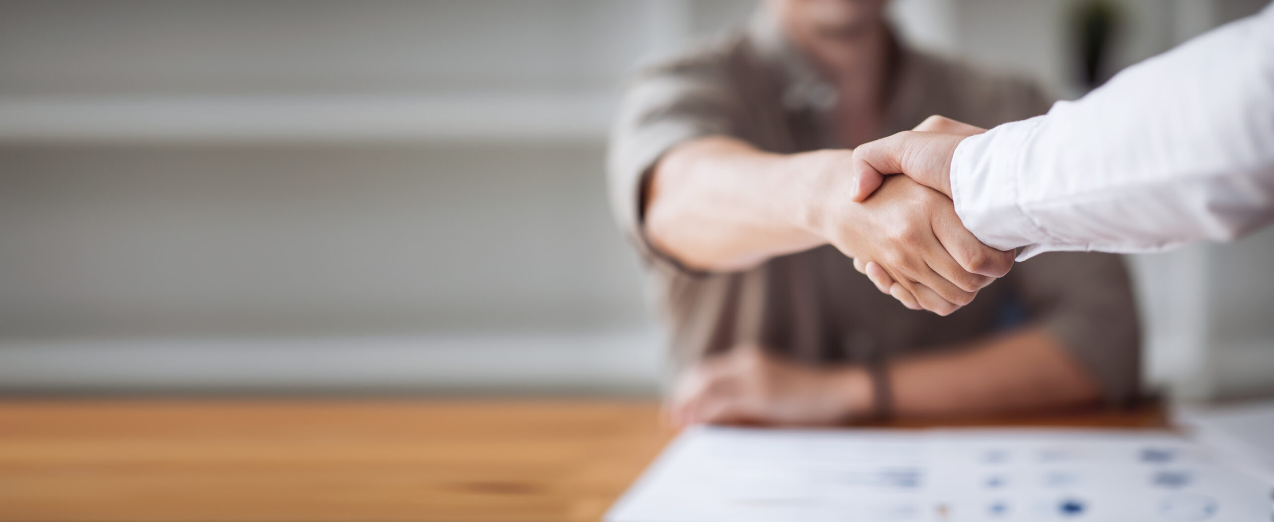制作会社を選ぶ際は、過去の実績や評判を確認し、自社の求めるクオリティに合った企業を選ぶことが大切