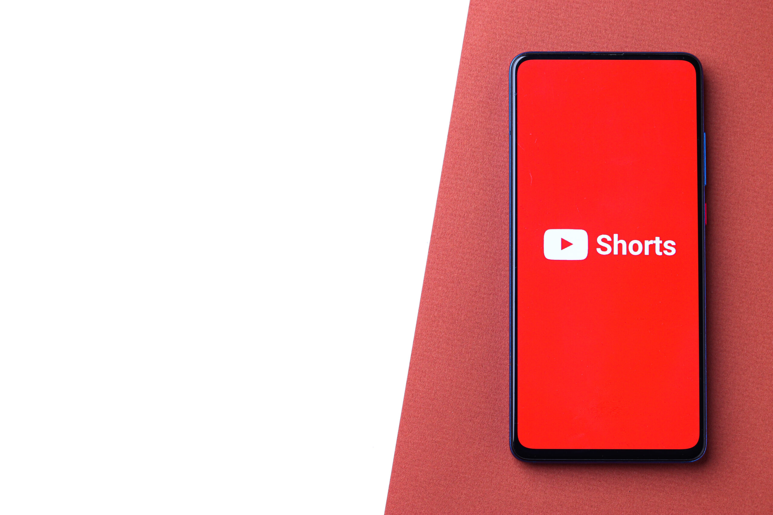 YouTubeショート動画は、最長60秒まで投稿可能な短尺動画の機能です。視聴者にリーチしやすく、通常のYouTube動画に比べて撮影や編集の手間が少なく、手軽に制作できる点がメリットです。